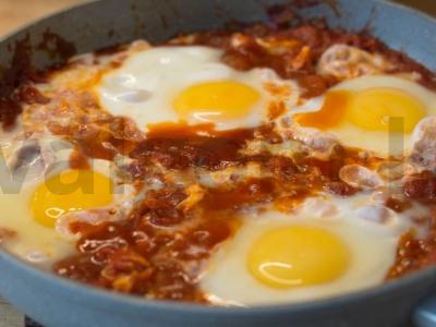 Ašakšuka su saldžiuoju pipiru pagrindine nuotrauka