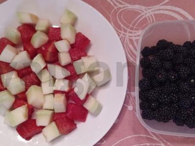 Vaisių salotos su arbūzu, melionu ir gervuogėmis Žingsnis 3