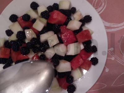 Vaisių salotos su arbūzu, melionu ir gervuogėmis Žingsnis 5