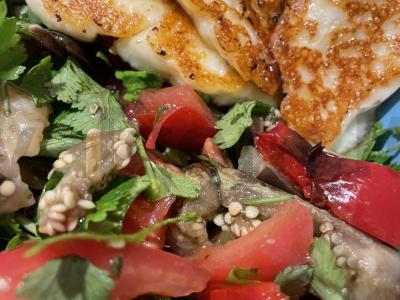 Šiltas salotas su baklažanu ir halumi pagrindine nuotrauka