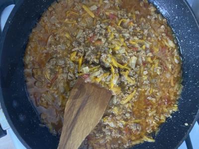 Mėsos padažas su jautiena ir daržovėmis pagrindine nuotrauka