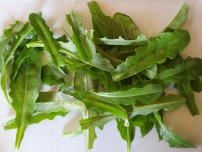 Salotas su apelsinu, avokadu ir pieneigėmis Žingsnis 1