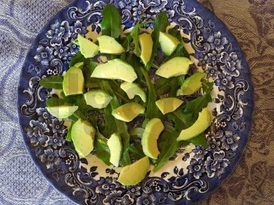 Salotas su apelsinu, avokadu ir pieneigėmis Žingsnis 2