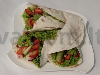 Vegetariškas burrito su konservuotu tunu ir avokadu pagrindine nuotrauka