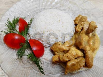 Vištiena su kokosų pienu tailandiškai pagrindine nuotrauka