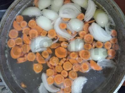 Kvapnus vištienos sultinys su daržovėmis ir namine makaronais Žingsnis 2