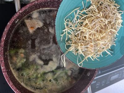 Sriuba su makaronais ir žaliu svogūnu Žingsnis 5