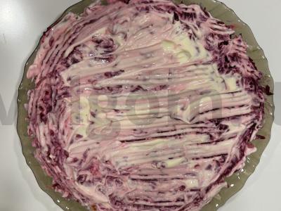 Salotas „Po kailiu“ su silke pagrindine nuotrauka