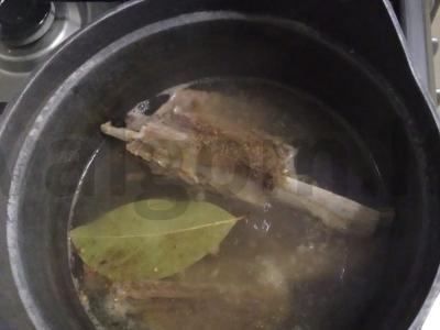 Elnių šonkauliai, troškinti su bulvėmis Žingsnis 3