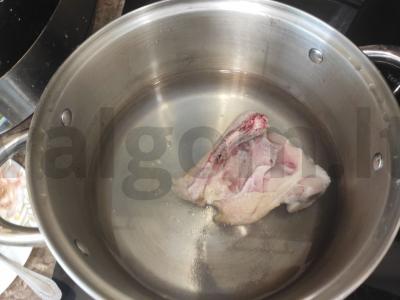Vištienos sriuba su skrudintais duonos kubeliais Žingsnis 1