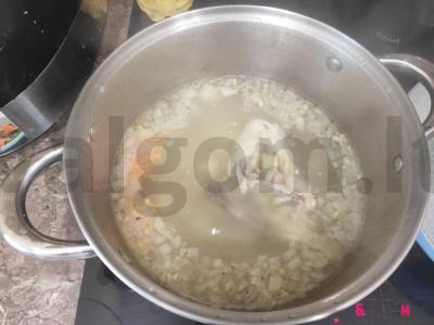 Vištienos sriuba su skrudintais duonos kubeliais Žingsnis 3