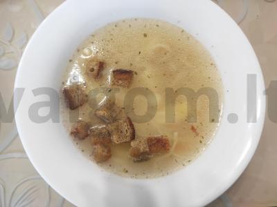 Vištienos sriuba su skrudintais duonos kubeliais pagrindine nuotrauka