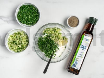 Jogurto padažas tzatziki su žolelėmis ir linų sėmenų aliejumi Žingsnis 1