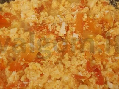 Šakšuka su grietinėle ir pomidorais pagrindine nuotrauka