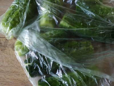 Sukrėsti agurkai maišelyje Žingsnis 2