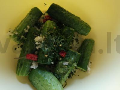 Sukrėsti agurkai maišelyje Žingsnis 3