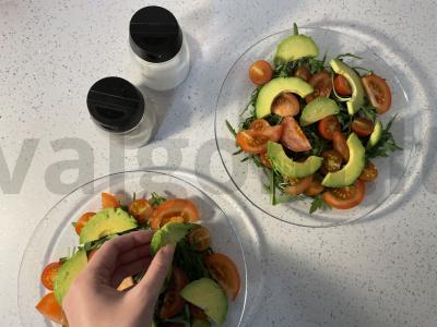 Salotas su stracciatella, avokadu ir pomidorais Žingsnis 3