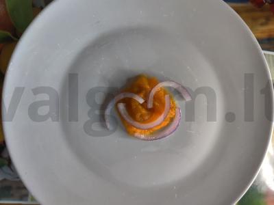 Moliūgų tyrė su svogūnais ir prieskoniais Žingsnis 3