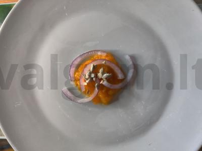 Moliūgų tyrė su svogūnais ir prieskoniais Žingsnis 4