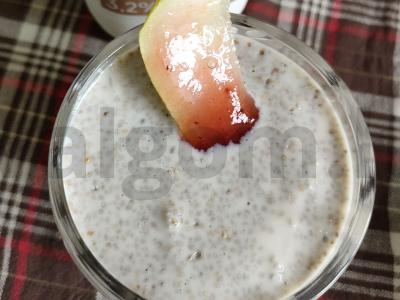 Lengvas pusryčių patiekalas su raugintu pienu pagrindine nuotrauka