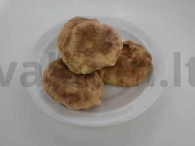 Orus tešla pyragams, pagaminta duonos kepimo mašinoje pagrindine nuotrauka