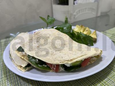 Avižų blynas su daržovėmis ir varškės sūriu pagrindine nuotrauka