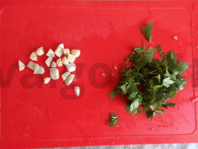 Marinuoti pomidorai su česnaku ir petražolėmis Žingsnis 1