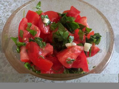 Marinuoti pomidorai su česnaku ir petražolėmis pagrindine nuotrauka