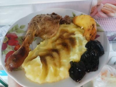 Antis orkaitėje su džiovintais abrikosais ir čili kečupu pagrindine nuotrauka