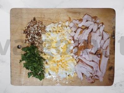 Originalus salotas su rūkytomis vištienos krūtinėlėmis Žingsnis 2