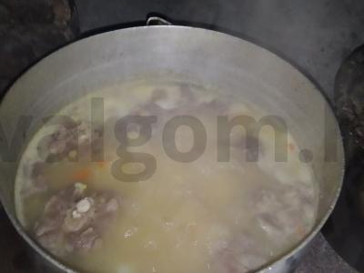Žirnių sriuba, pagaminta rusiškoje krosnyje pagrindine nuotrauka
