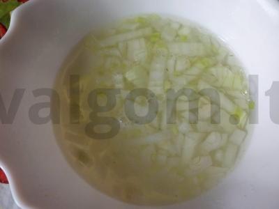 Lengvas salotas su morkomis, kiaušiniu ir sūriu Žingsnis 2