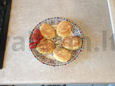 Kotletai su menkėmis ir lydytu sūriu pagrindine nuotrauka