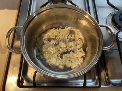 Vegetariškos makaronai su svogūnais Žingsnis 1