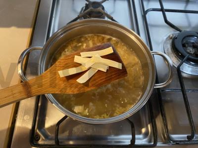 Vegetariškos makaronai su svogūnais Žingsnis 4