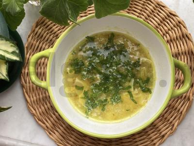 Vegetariškos makaronai su svogūnais pagrindine nuotrauka