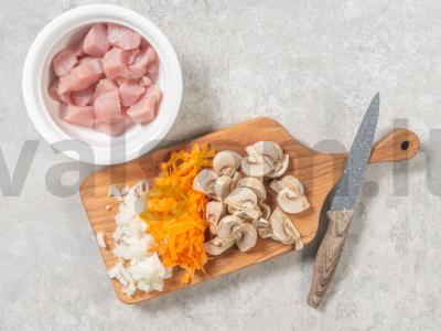 Troškinta kalakutiena su grietinėlėmis lėtoje viryklėje Žingsnis 1