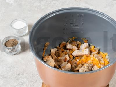 Troškinta kalakutiena su grietinėlėmis lėtoje viryklėje Žingsnis 2