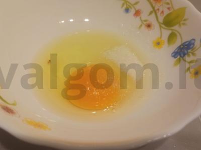 Varškės rutuliukai su cukatais Žingsnis 1