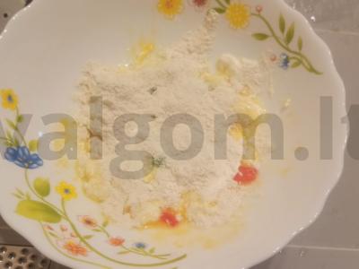 Varškės rutuliukai su cukatais Žingsnis 4