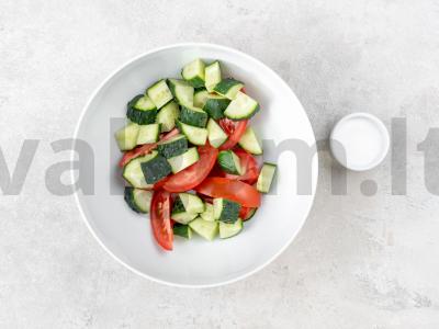 Pomidorų ir agurkų salotas su grietine Žingsnis 1