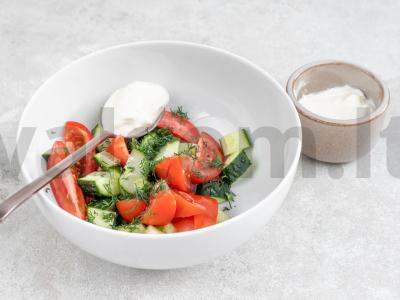Pomidorų ir agurkų salotas su grietine Žingsnis 2