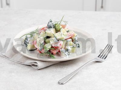 Pomidorų ir agurkų salotas su grietine pagrindine nuotrauka