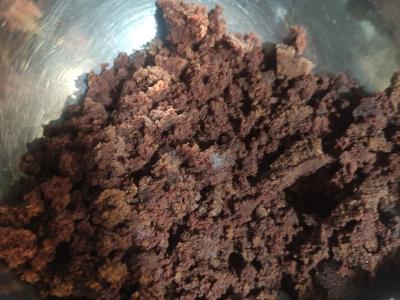 Bulvių pyragas ledų pavidalu su avietėmis ir pieniniu šokoladu Žingsnis 1