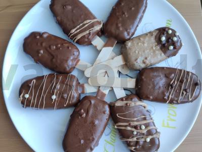 Bulvių pyragas ledų pavidalu su avietėmis ir pieniniu šokoladu pagrindine nuotrauka