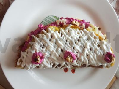 Avižų blynas su varške, burokėliais ir riešutais pagrindine nuotrauka