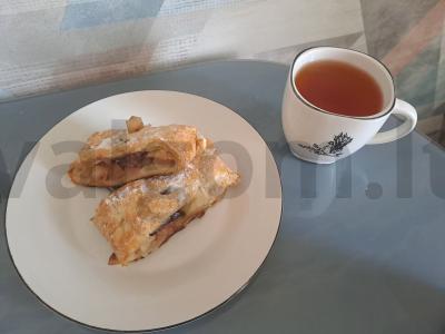 Obuolių štrudelis su šokoladu desertui pagrindine nuotrauka