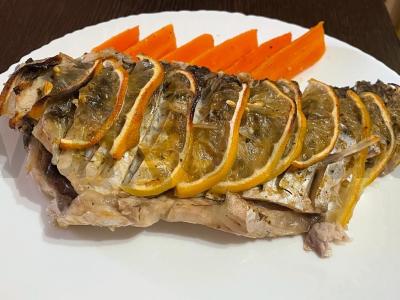 Karšis, keptas orkaitėje su citrina ir alyvuogių aliejumi pagrindine nuotrauka