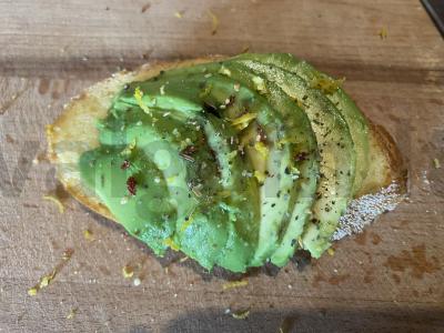 Avokado, citrinos žievelės ir sūrio tostai Žingsnis 3