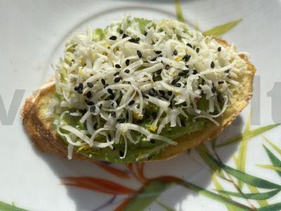 Avokado, citrinos žievelės ir sūrio tostai pagrindine nuotrauka